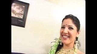 Indian Lady In Traditional Garb Takes It Off To Fuck -Hard fuck on Xvideos Video