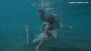 Underwatershow erotic young models in water