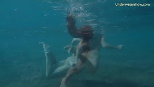 Underwatershow erotic young models in water Video