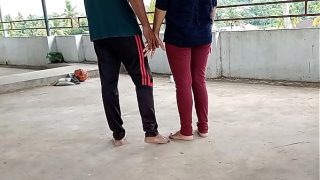छत पर खड़ी पड़ोसी की सुन्दर बीवी को पटाया और फिर दर्द नाक चोदा Hot Bhabhi Sex