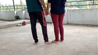 छत पर खड़ी पड़ोसी की सुन्दर बीवी को पटाया और फिर दर्द नाक चोदा Hot Bhabhi Sex Video